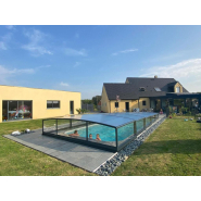 Abri piscine bas spacieux avec ouverture télescopique sans rails au sol - BOREALIS XL - Trappe XXL+ et volume intérieur optimal_1