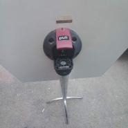 Table mange-debout pliante d'occasion - structure 4 pieds - plateau noir 60x60 cm - base en aluminium_1