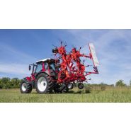 Machine portée Kuhn GF 8700 offrant une qualité de fanage exemplaire