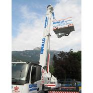 Camion nacelle spécial déménagement avec flèche articulée