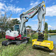 Epareuse adaptée aux tractopelles et mini-pelles