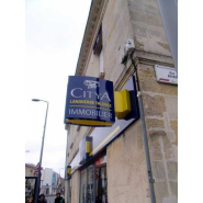 Enseigne drapeau sur mesure en plexi ou aluminium, avec système d'éclairage intégré - OUEST ENSEIGNES_2