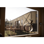 Tiny house avec bardage en chêne et acier Corten sur remorque poids lourd