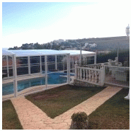 Abri piscine haut design - adossé et télescopique en polycarbonate transparent avec façade escamotable et options personnalisables_1