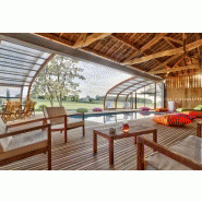 Abri de piscine en bois fixé à la maison