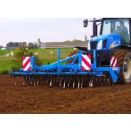 Rouleau tasseurs avant pour émiettement optimal du sol