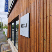 Enseigne caisson avec chants répliés_1