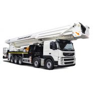 Camion nacelle avec portée verticale et horizontale maximales