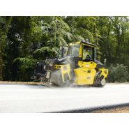 Rouleau vibrant Bomag pour travaux sur routes et parkings