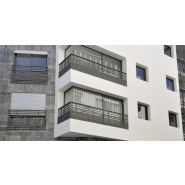 5500 - garde corps - sepalumic - il offre une sécurité optimisée grâce à des éléments de remplissage fixés par des clameaux, des montants forts et un système d’accrochage par pince_1