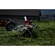 Faneuse traînée avec cinématique de relèvement raffinée