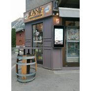 Écran OUTDOOR tactile ou non tactile - Façade personnalisable en inox, laiton ou acier peint - Haute luminosité et résistant à la pluie_1