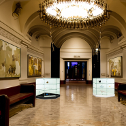 Vitrine d'exposition en verre trempé sécurisé - Modèle angle blanc - Réf : 222102 - Toit en verre, 3 niveaux, roulettes invisibles_1