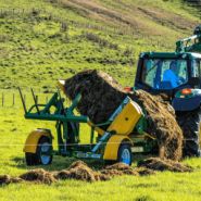 X5000 dérouleuse sans chaîne pour balles rondes et carrées - Hustler Equipment - capacité 2 balles - tractée et auto-chargeante_1