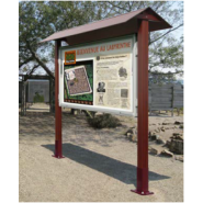 Vitrine extérieure en aluminium et bois - Cadre anodisé, toiture finition acajou, vitrage Plexichocs®_1