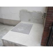 Appareil de levage pour fûts avec trappe à deux vantaux