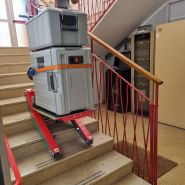 Diable électrique avec pied de calage pour déplacements en toute sécurité