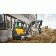 Vue latérale de la pelle compacte Volvo ECR35D