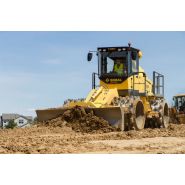 Compacteur BOMAG avec lame bulldozer et roues premium