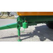 Benne agricole à bennage hydraulique et flèche d'attelage réglable