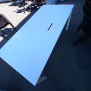 Bureau droit Steelcase 160 cm x 80 cm avec passes câbles - d'occasion - Blanc - 4 pieds_1