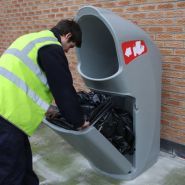 Combo Delta - Poubelle publique - Glasdon - 140 litres - Ouverture large, capot en pente, couleurs variées_1