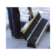 Rampe pour fauteuils roulants adaptée aux seuils de porte et petites marches