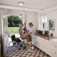 Lève-personne électrique sécurisé - capacité de levage de 200 kg pour utilisation à domicile, en collectivité ou en milieu hospitalier - invacare robin_1