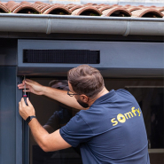 Volet roulant solaire connecté sur mesure - Installation sans travaux, performant, éco-responsable et durable - Fonctionnement à énergie solaire_1