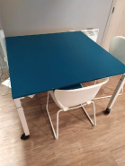 Table de bureau professionnelle Steelcase d'occasion - design carré, surface bleue, pieds blancs, à roulettes_1