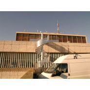 Escalier hélicoïdal Totem Tube - diamètre colonne centrale 168 mm - garde-corps avec lisse débillardée et tôle perforée_1