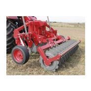 Machine agricole avec barre d'attelage catégorie III