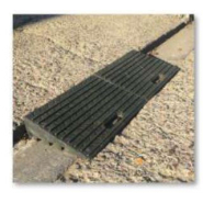 Rampe d'accès entiérement moulée en caoutchouc recyclé_1