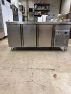 Table réfrigérée CORECO d'occasion - 3 portes pleines - Température (-2) à (+8) °C - Capacité 396L_1