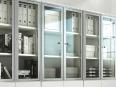 Armoire haute avec portes en verre et push open ELLIS H196 - Deskissimo_1