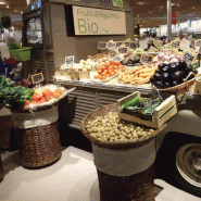 Présentoir osier brut rond sur roulettes -_1