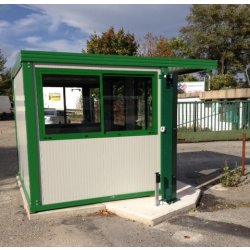 Bungalow de chantier - vestiaire avec cases, bancs et patères