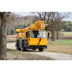 Grue automotrice LTM 1030-2.1 - Liebherr - capacité de charge max 35 t - flèche télescopique 9,20 m à 30,00 m - moteur Mercedes-Benz