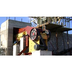 Station de concassage de pierre 350t/h - avec alimentateur vibrant, concasseur à mâchoires et cribles vibrants