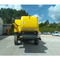 Moissonneuse-batteuse NEW HOLLAND CSX 7050 - 272 ch - 2011 - Largeur de coupe 5,20 m - Capacité trémie 7 500 L