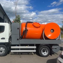 Combiné hydrocureur maniable 6T & 7.5T - Débit 90L/min à 175bars à 37L/min à 400bars - Cuve jusqu'à 4500L