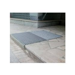 Rampe d'accès escamotable, frontale pour pmr avec tapis intégré,  hauteur de franchissement de 9 à 18 cm - urb accède 900