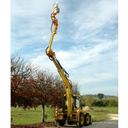 Taille-haie hydraulique sur tractopelle Kirogn - montage sur bras de pelle New Holland avec orientation hydraulique