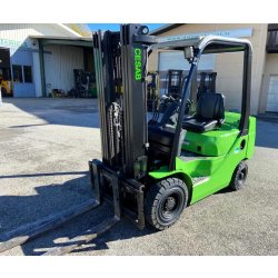 2 x Chariots élévateurs diesel CESAB d'occasion M315 D - 4 roues - 1500 kg - Mat triplex 4000 mm