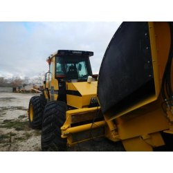 Trancheuse sur pneus UNAC 300P - porteur à pneus, cabine ergonomique et outils interchangeables