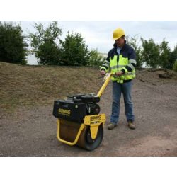 Rouleau compresseur BW 55 E Bomag - monocylindre à guidage manuel - 2.2 Kw Honda - 560 mm de largeur de travail