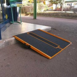 Rampe d'accès pmr pliable amovible