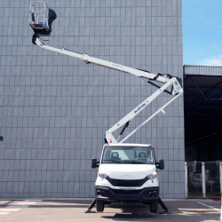 Nacelle Snake 2112  conçue pour les travaux en hauteur jusqu'à 21,2 m en Alpes  - disponible en achat neuf et en location de courte à longue durée