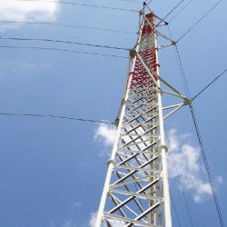 Tour de télécommunication d'acier au mât haubané fil