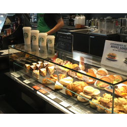 Vitrine réfrigérée professionnelle LUCIS - élégante, technologique et multifonctionnelle pour boulangerie, pâtisserie, chocolaterie et cafétéria